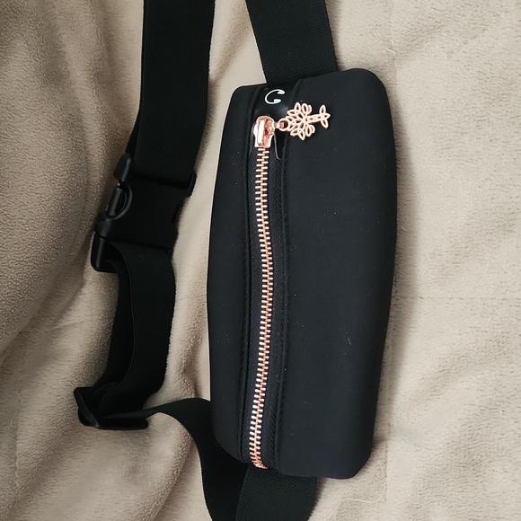 OAK & REED Work out Phone Carrier - Picture 1 of 4